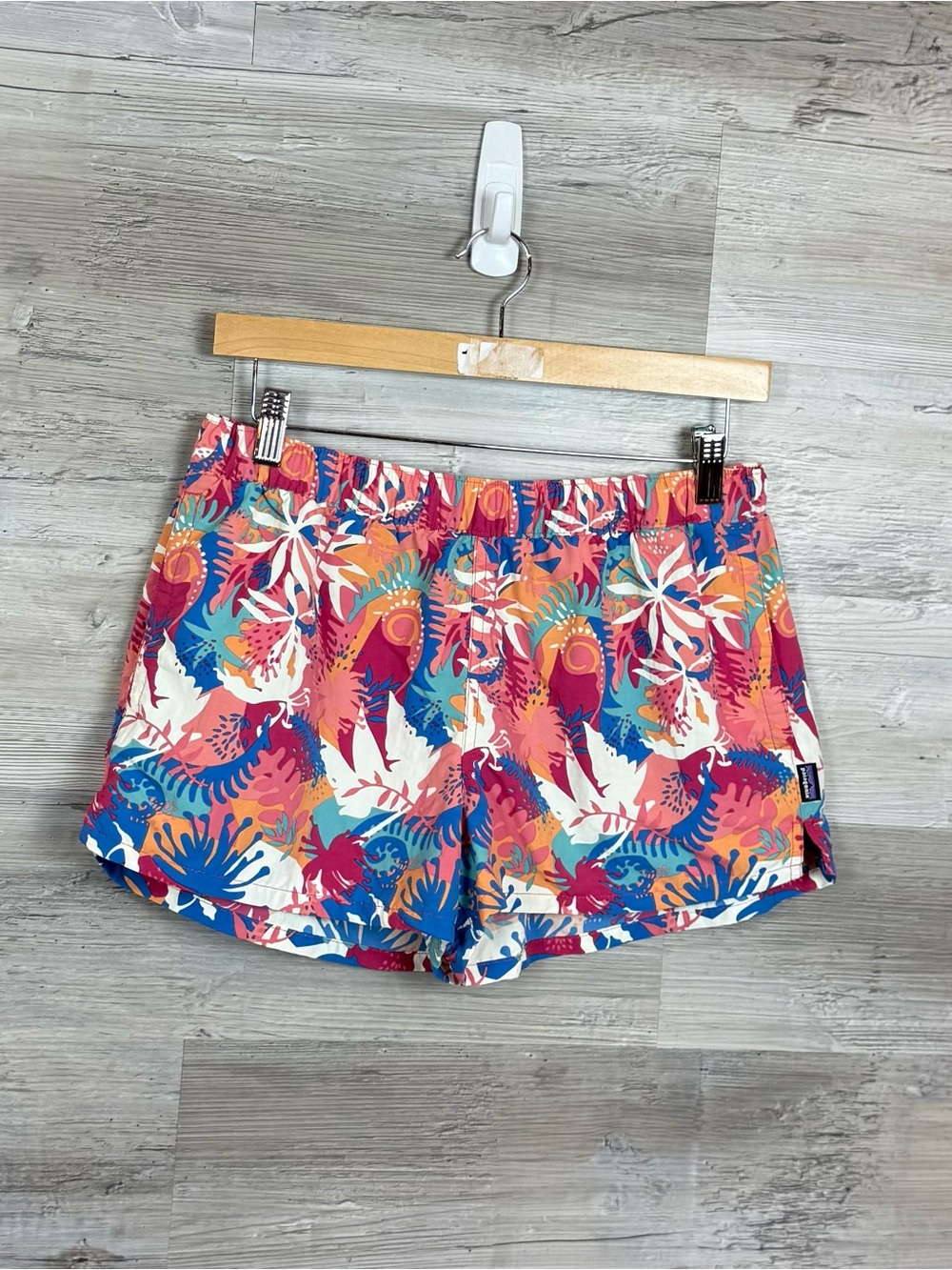 Patagonia Barely Baggies Shorts M Wild Waratah Reef Pink Tropical Floral 2.5”